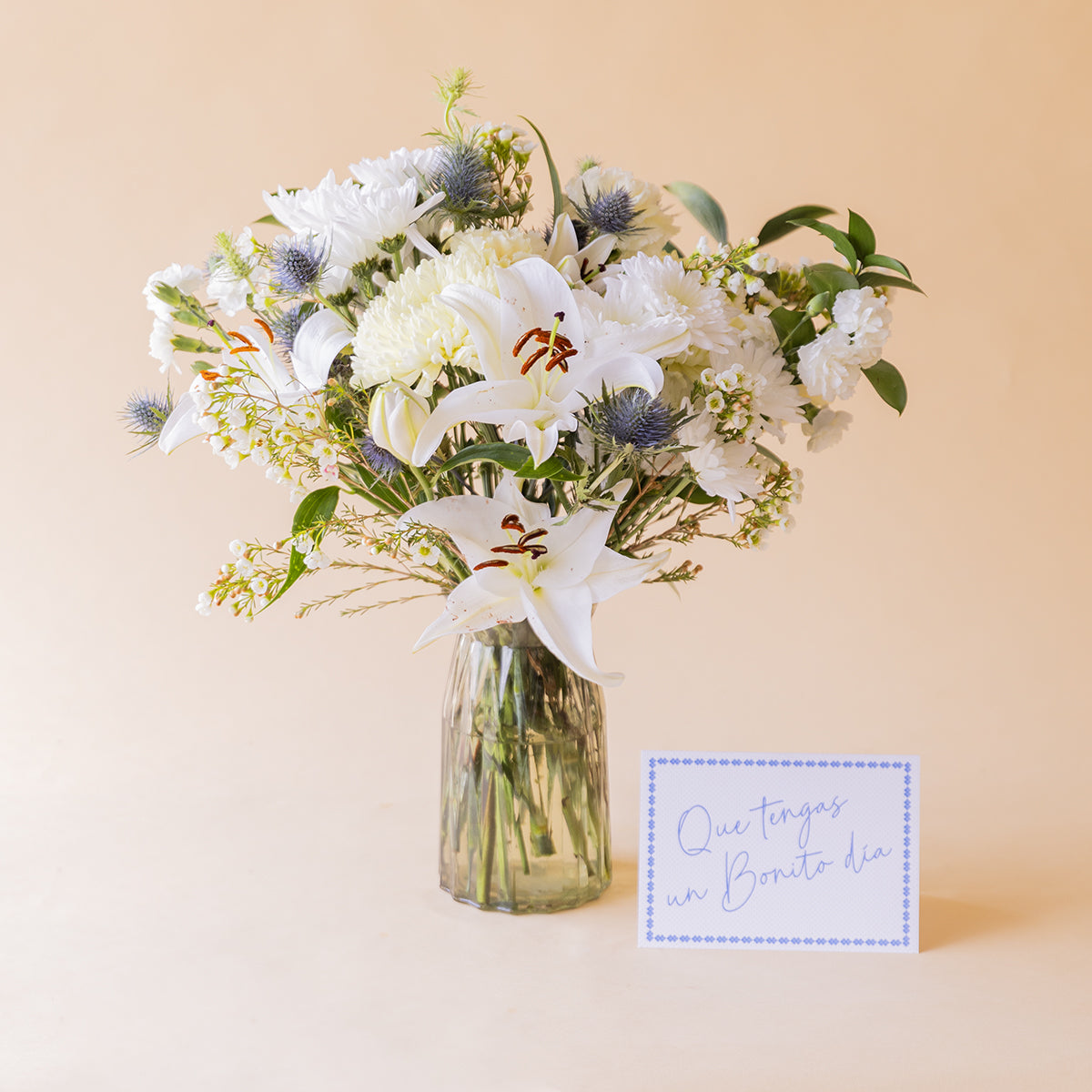Ramo de flores blancas con jarrón y tarjeta