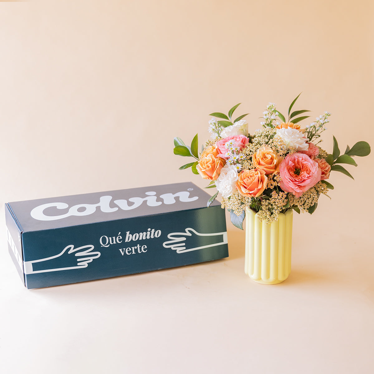 Ramo de rosas de jardim com jarra e cartão