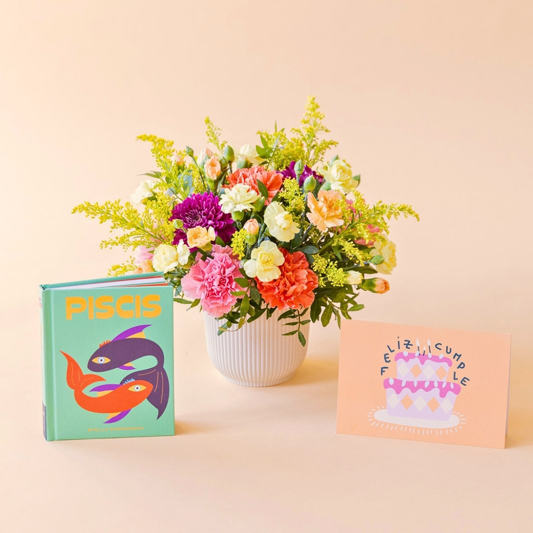 Arreglo de flores con libro horóscopo y tarjeta
