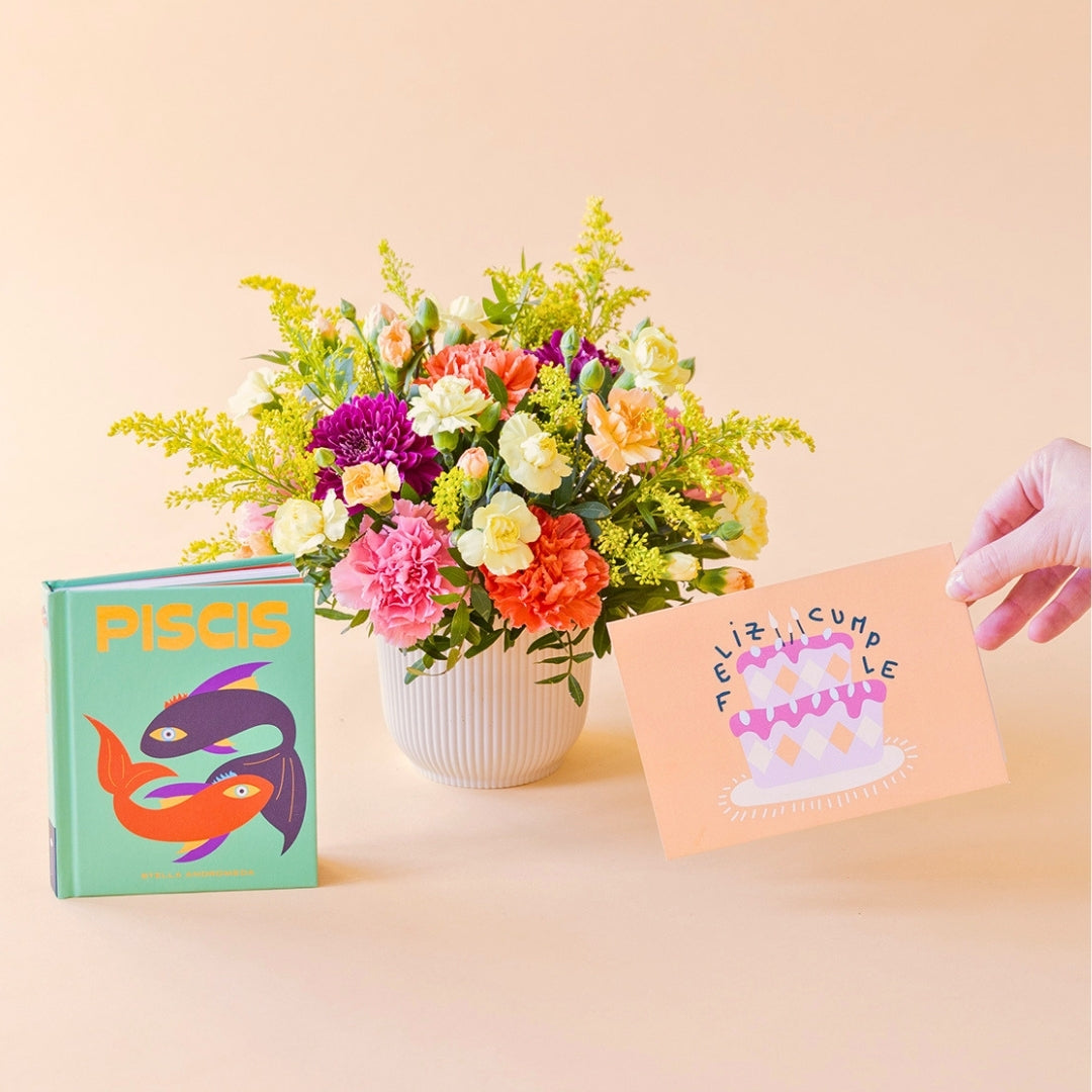 Arreglo de flores con libro horóscopo y tarjeta