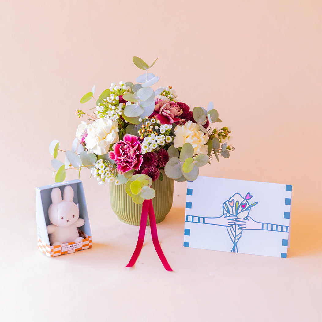 Arreglo de claveles con mini peluche Miffy y tarjeta ilustrada — flores a domicilio Colvin