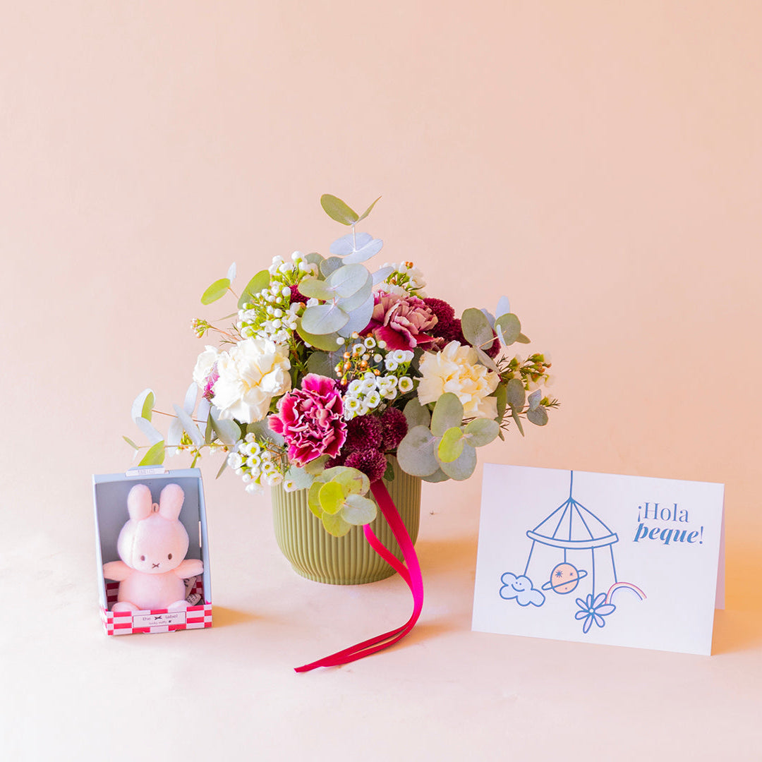 Arreglo de claveles con peluche mini rosa y tarjeta