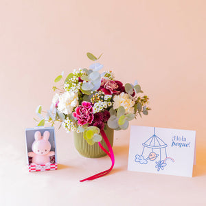 Arreglo de claveles con peluche mini rosa y tarjeta