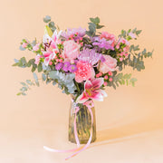 ramo en colores rosas sobre fondo crema