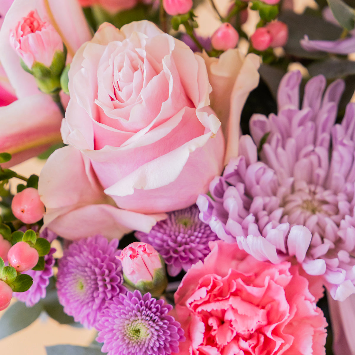 ramo en colores rosas sobre fondo crema