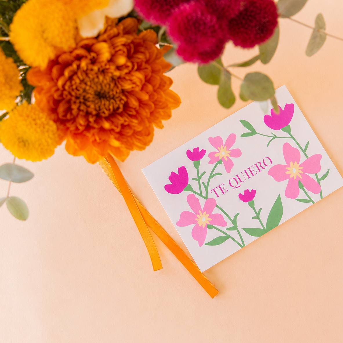 Detalle de crisantemo naranja del Ramo Calabaza con tarjeta Te Quiero con ilustración floral — Colvin
