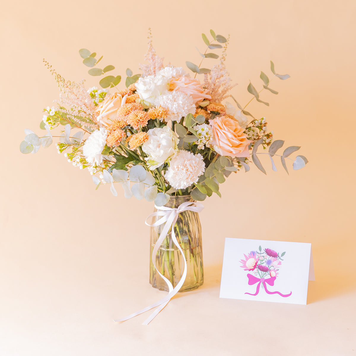 amo Champagne en jarrón Gala con tarjeta Proteas apoyada, vista frontal completa