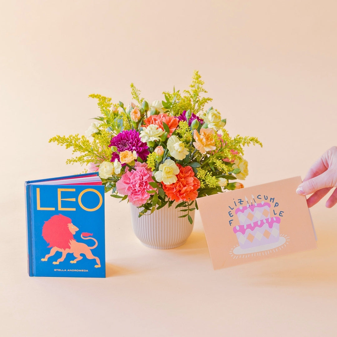 La Chispa - Arreglo floral de colores con libro horóscopo Leo y tarjeta Feliz Cumpleaños de Colvin.