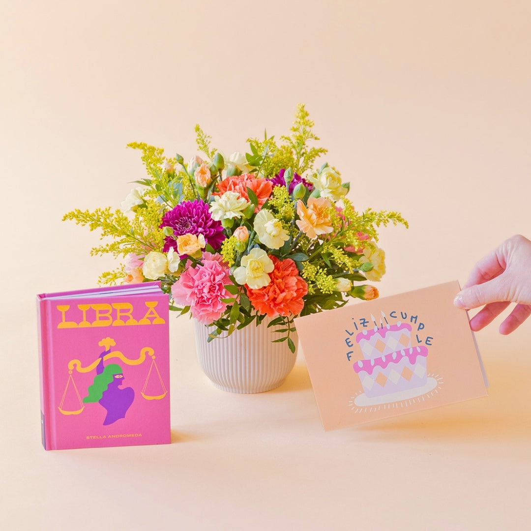 La Chispa - Arreglo floral de colores con libro horóscopo Libra y tarjeta Feliz Cumpleaños de Colvin.