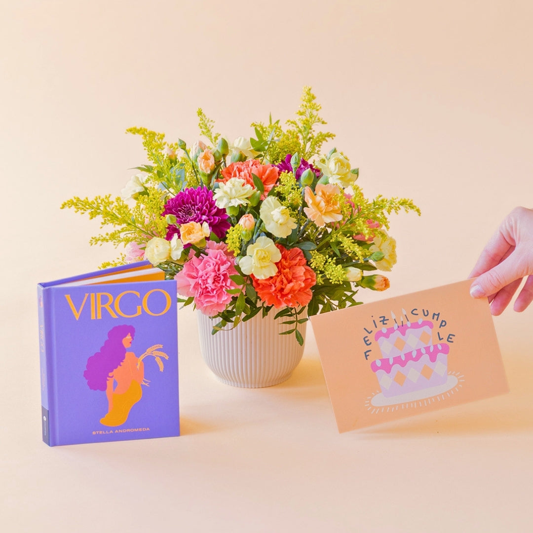 La Chispa - Arreglo floral de colores con libro horóscopo Virgo y tarjeta Feliz Cumpleaños de Colvin.