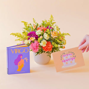 La Chispa - Arreglo floral de colores con libro horóscopo Virgo y tarjeta Feliz Cumpleaños de Colvin.