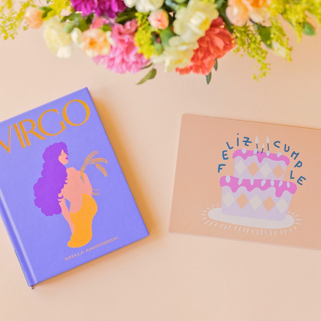 La Chispa - Libro horóscopo Virgo y tarjeta Feliz Cumpleaños junto a arreglo floral de colores de Colvin.