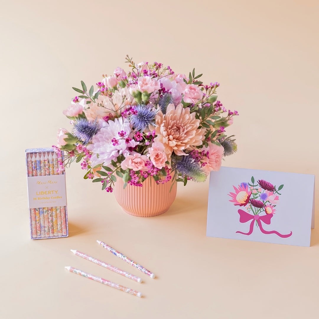 Pack de regalo Colvin con arreglo floral de crisantemos y claveles en jarrón rosa, velas Meri Meri y tarjeta ilustrada