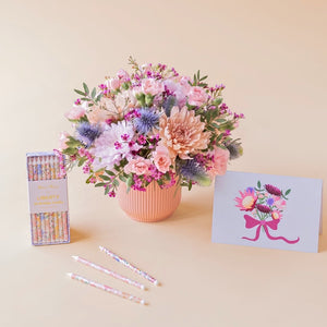 Pack de regalo Colvin con arreglo floral de crisantemos y claveles en jarrón rosa, velas Meri Meri y tarjeta ilustrada
