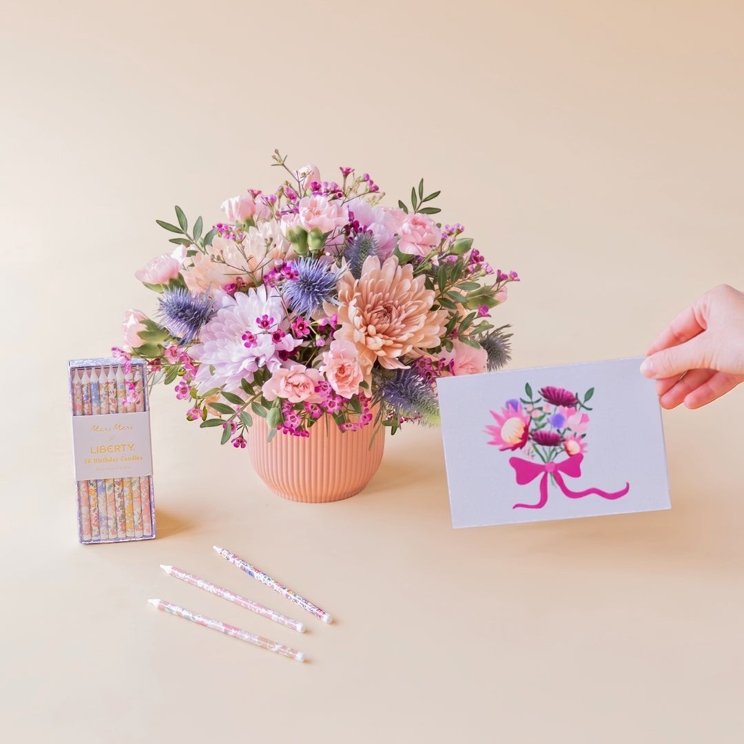 Regalo Colvin con arreglo floral de crisantemos y claveles, velas Meri Meri x Liberty y tarjeta ilustrada de flores