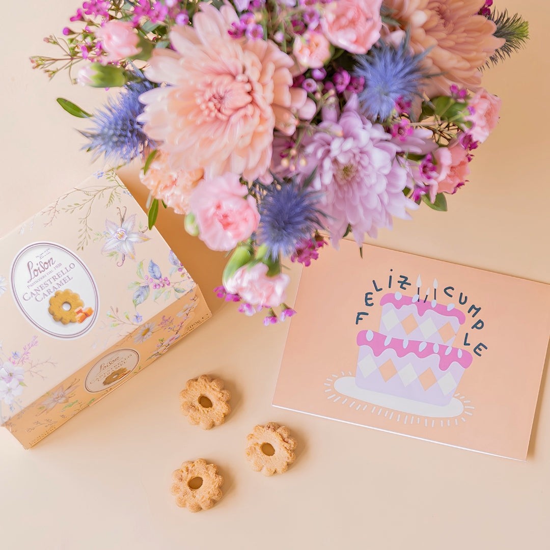 Regalo Colvin con ramo de flores moradas, galletas artesanales Loison y tarjeta de felicitación de cumpleaños