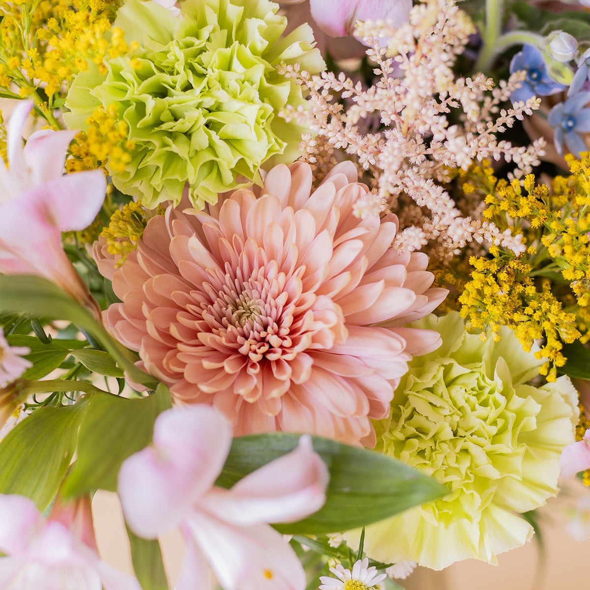Ramo de flores Colvin El Silvestre con crisantemos melocotón, alstroemerias rosas y flores silvestres amarillas y lilas