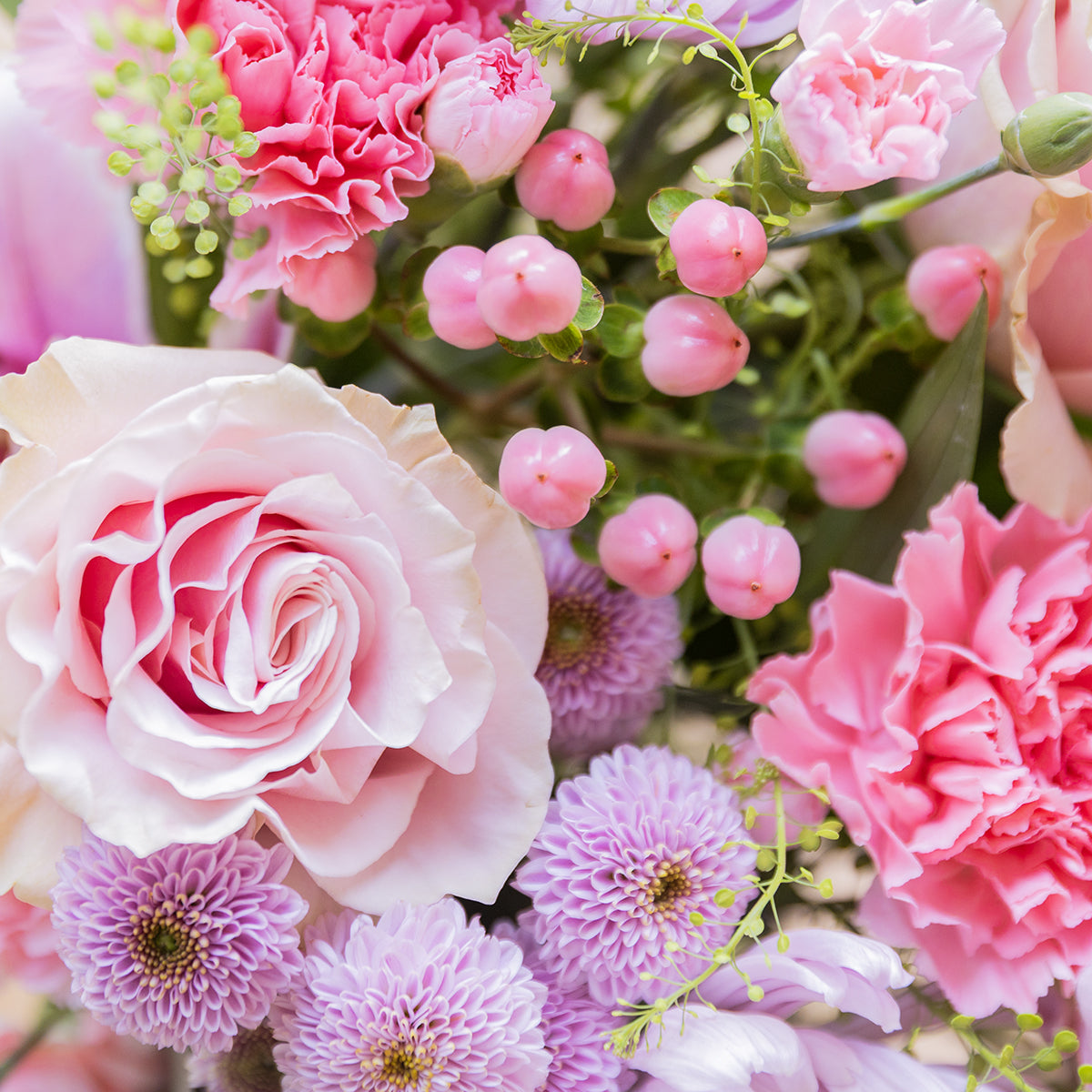 Detalle de rosas rosa pálido, hipericum y claveles del ramo El Bonito de Colvin