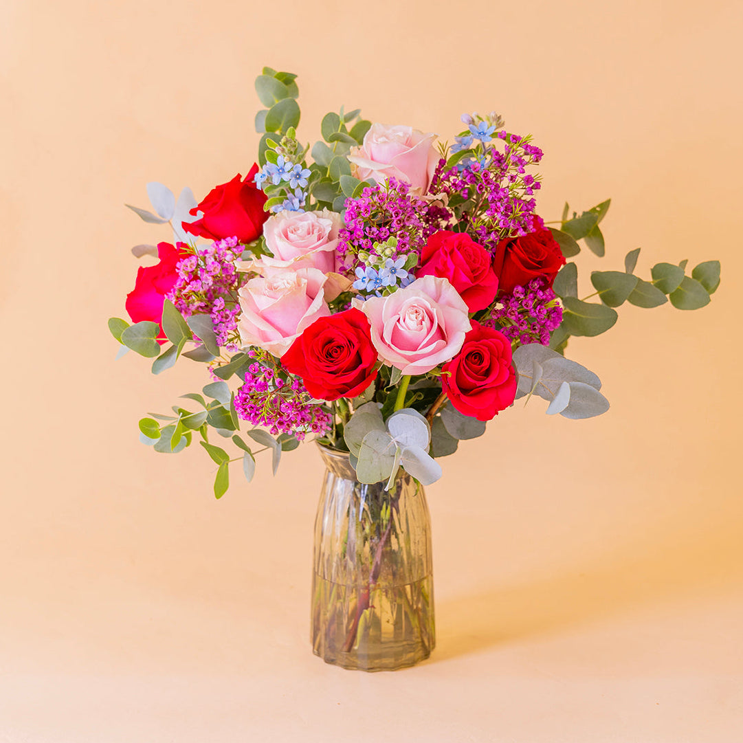 Ramo encanto con rosas de colores  y flores silvestres sobre fondo crema