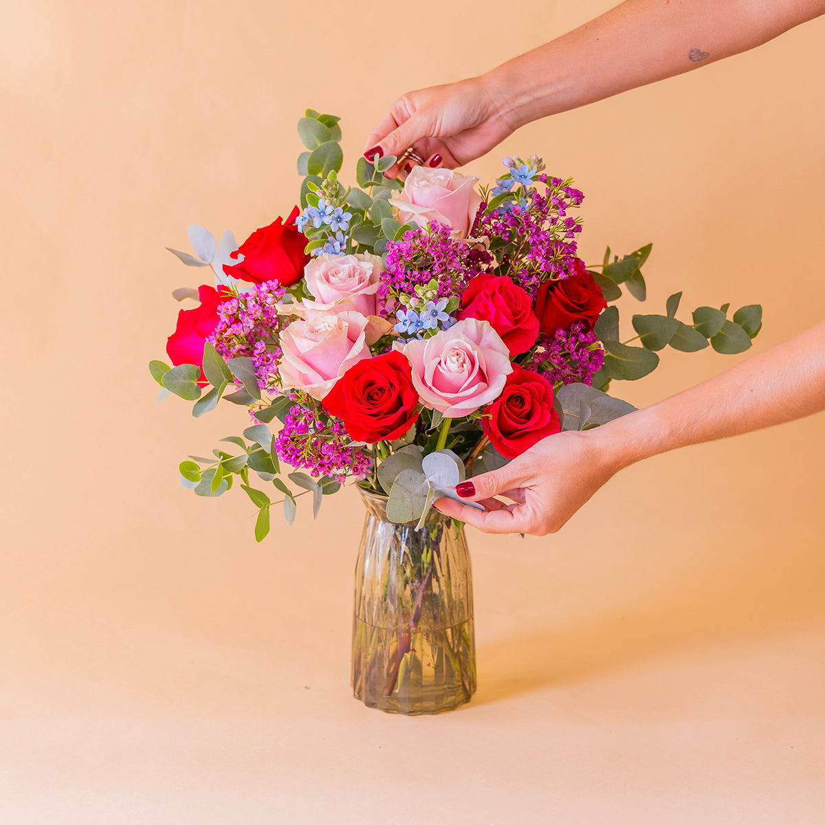 Ramo encanto con rosas de colores  y flores silvestres sobre fondo crema