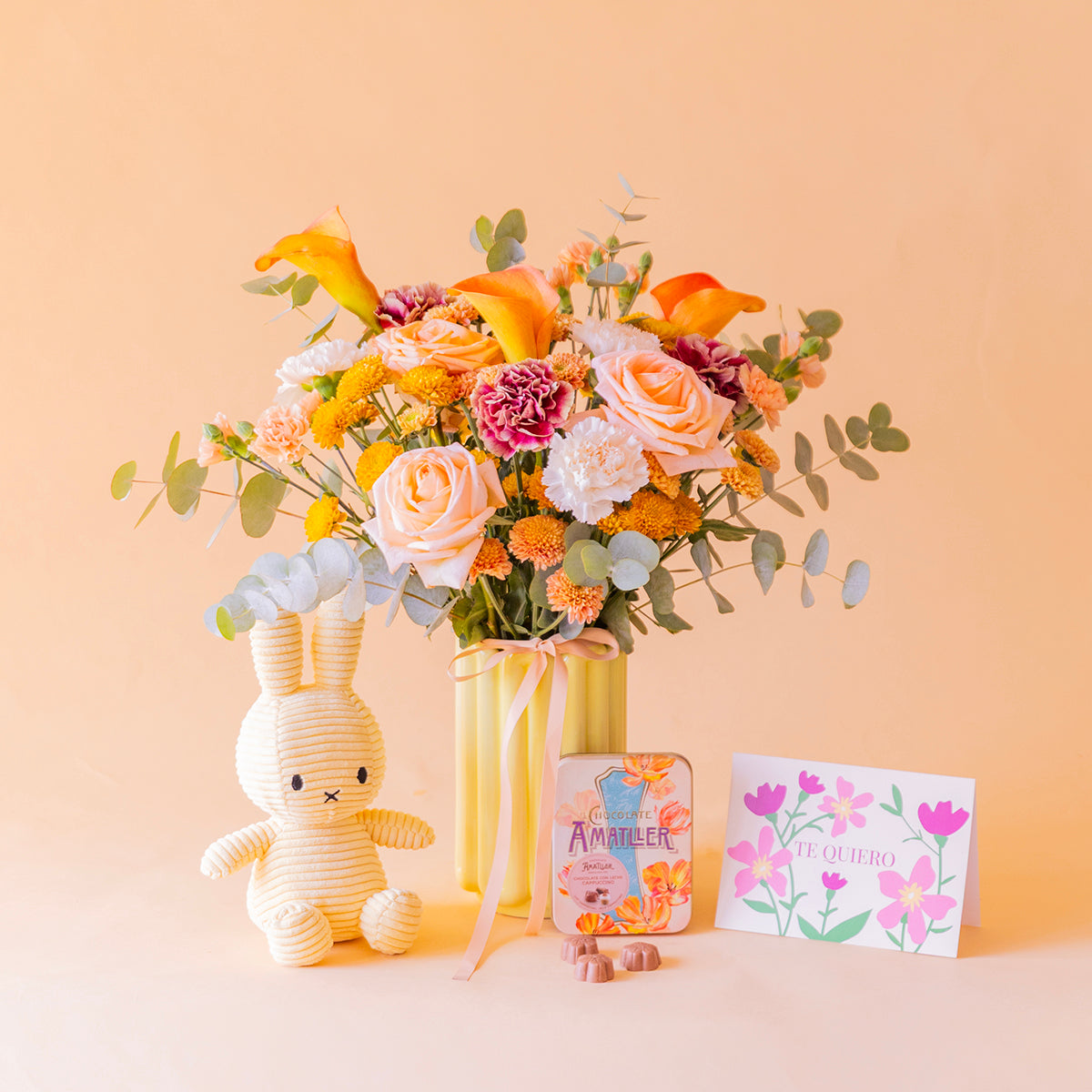 amo Ginger en jarrón amarillo con Miffy amarillo, lata Amatller Cappuccino y tarjeta Te Quiero, vista frontal