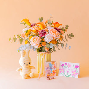 amo Ginger en jarrón amarillo con Miffy amarillo, lata Amatller Cappuccino y tarjeta Te Quiero, vista frontal