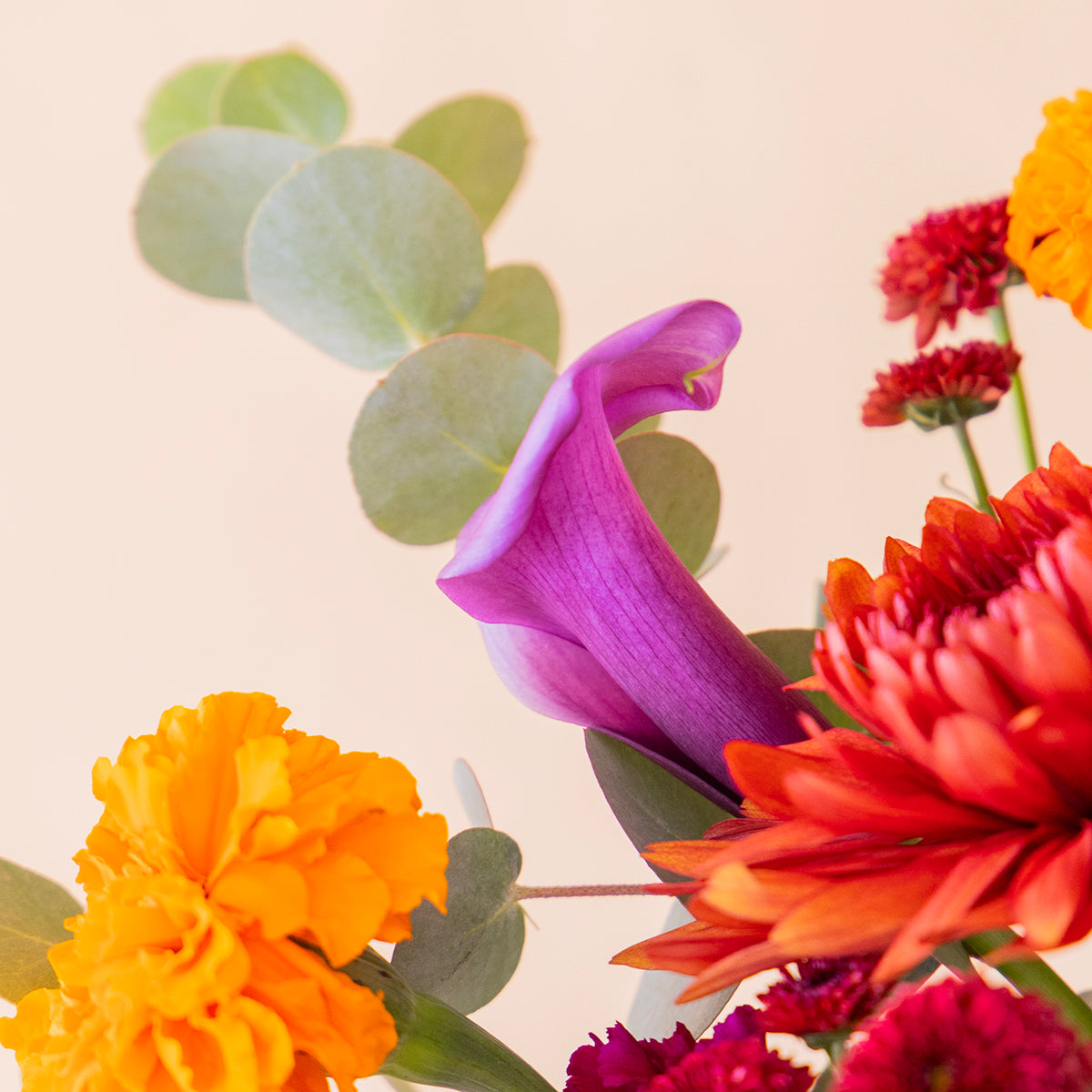 Ramo halloween de crisasntemos, tagetes y claveles