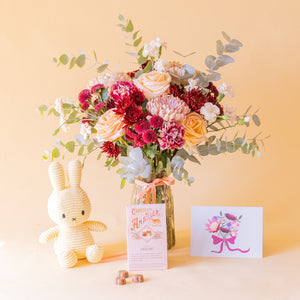 ramo Solsticio en jarrón Gala con Miffy amarillo, bombones Amatller Crocant y tarjeta Protea, vista frontal