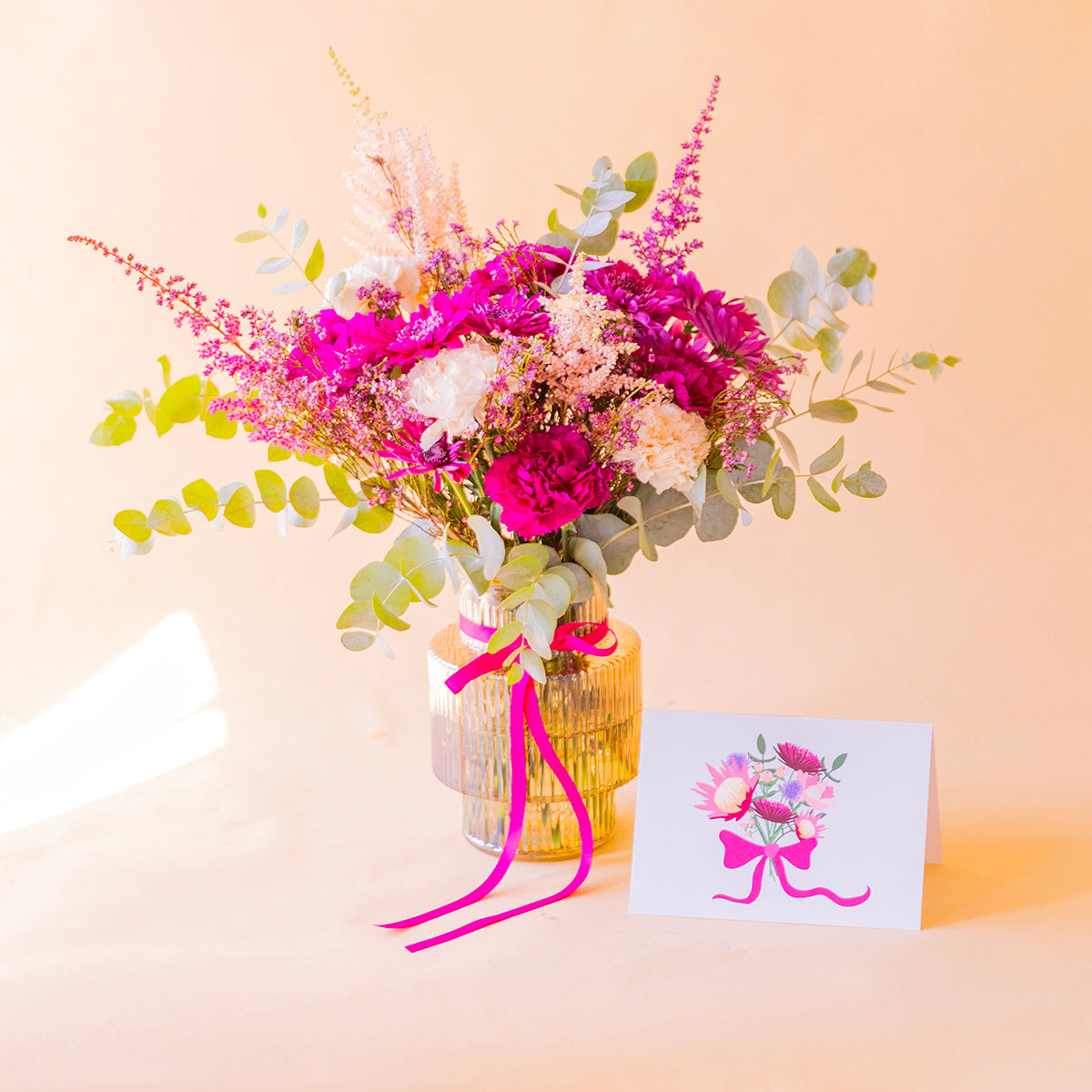 amo Zarzamora en jarrón Sofía con tarjeta floral Proteas, vista frontal