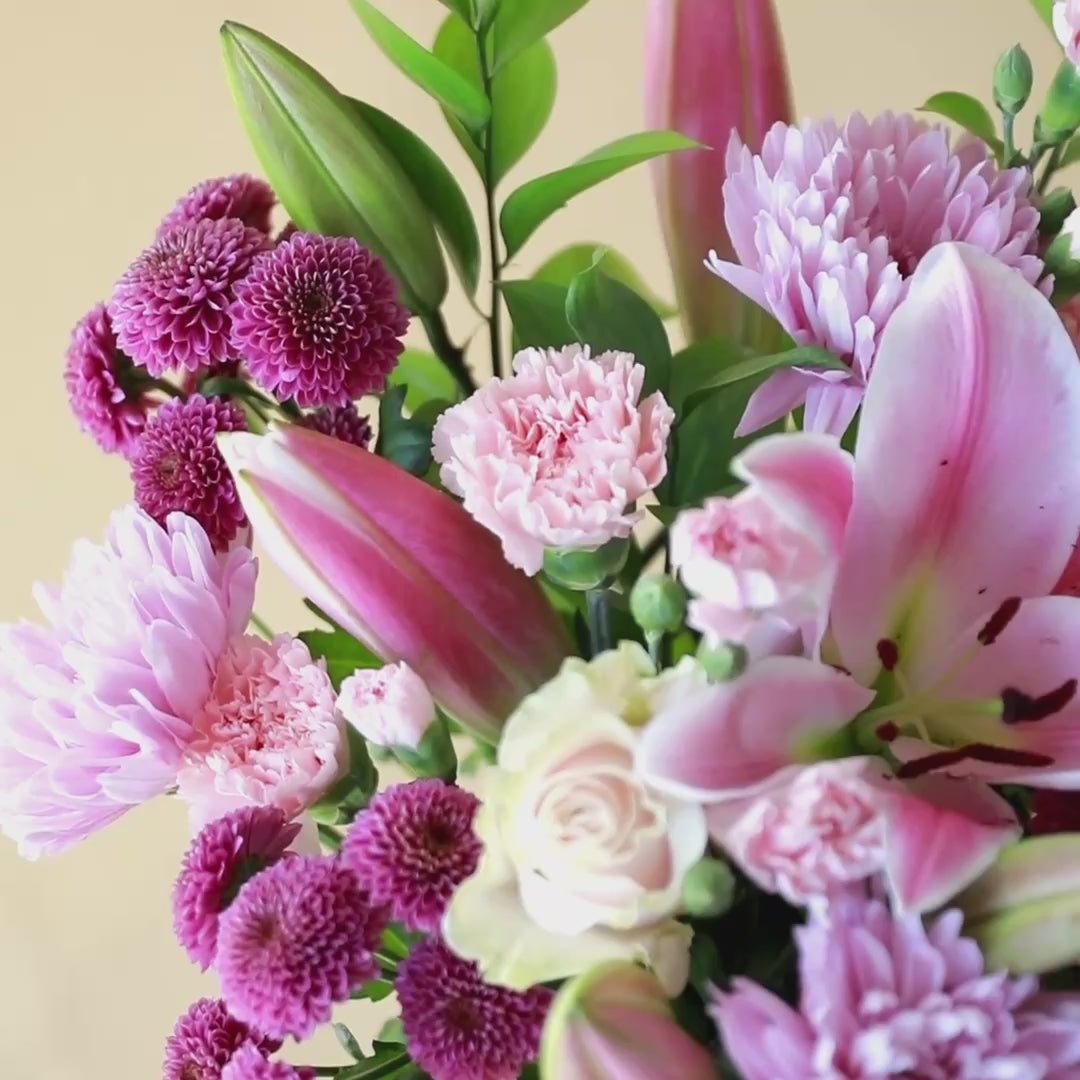 Cargar vídeo: El Bonito - Ramo con flores rosas