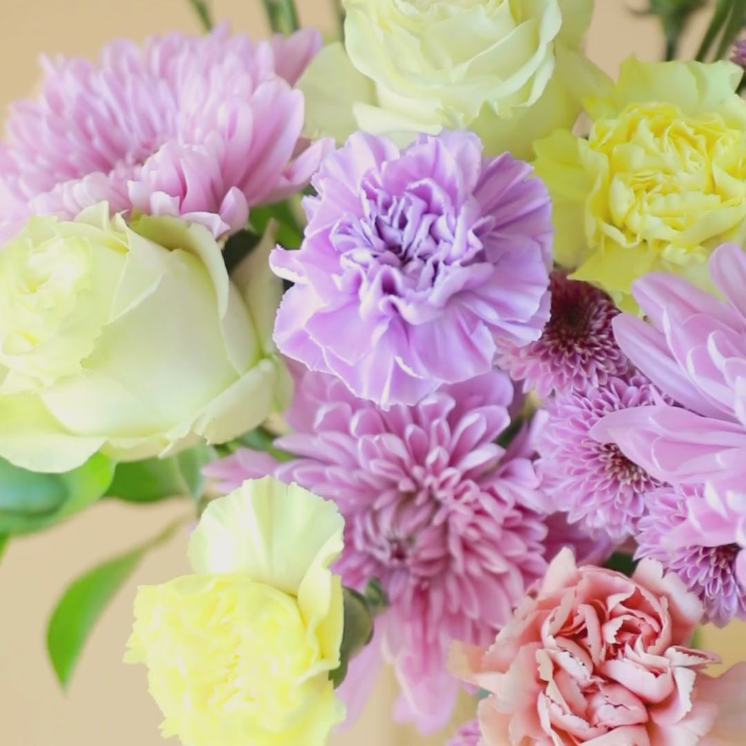 Cargar vídeo: El Pastel - Ramo con flores crema