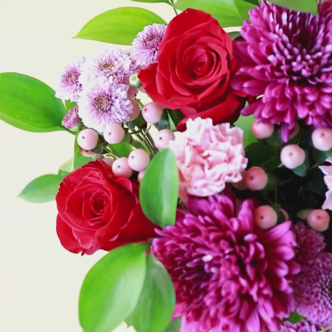 Cargar vídeo: El Hechizo - Ramo con flores rojas y moradas