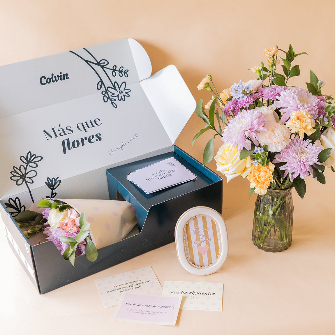 Kit de pedida de madrina de Colvin: ramo de flores pastel en jarrón, caja regalo y tarjetas con mensaje "Sois los siguientes"
