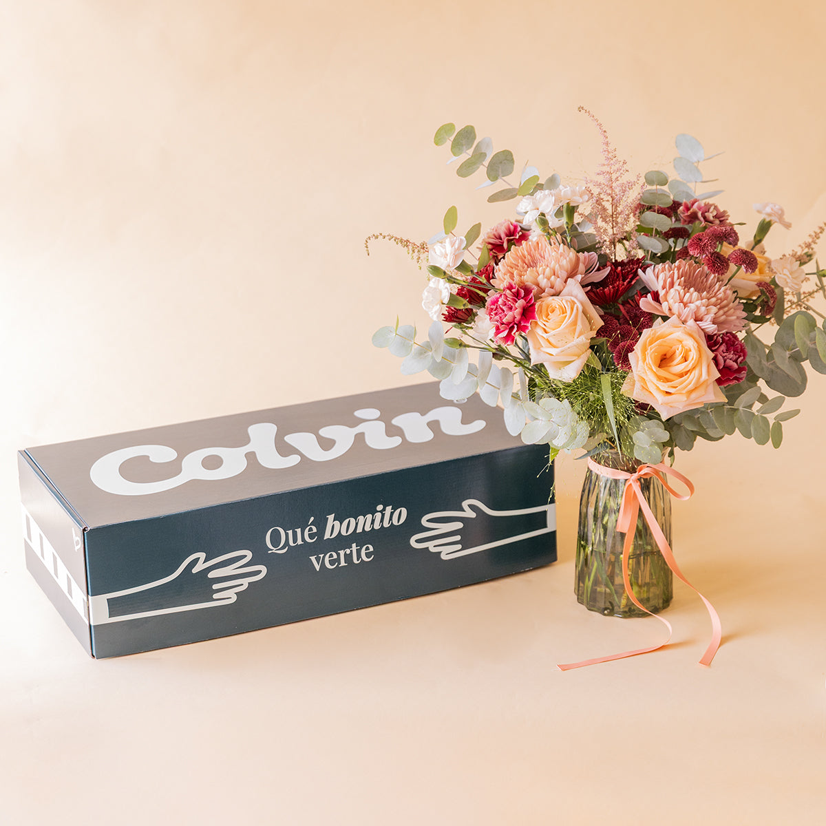 Ramo El Solsticio junto a caja de envío Colvin — flores salmón a domicilio