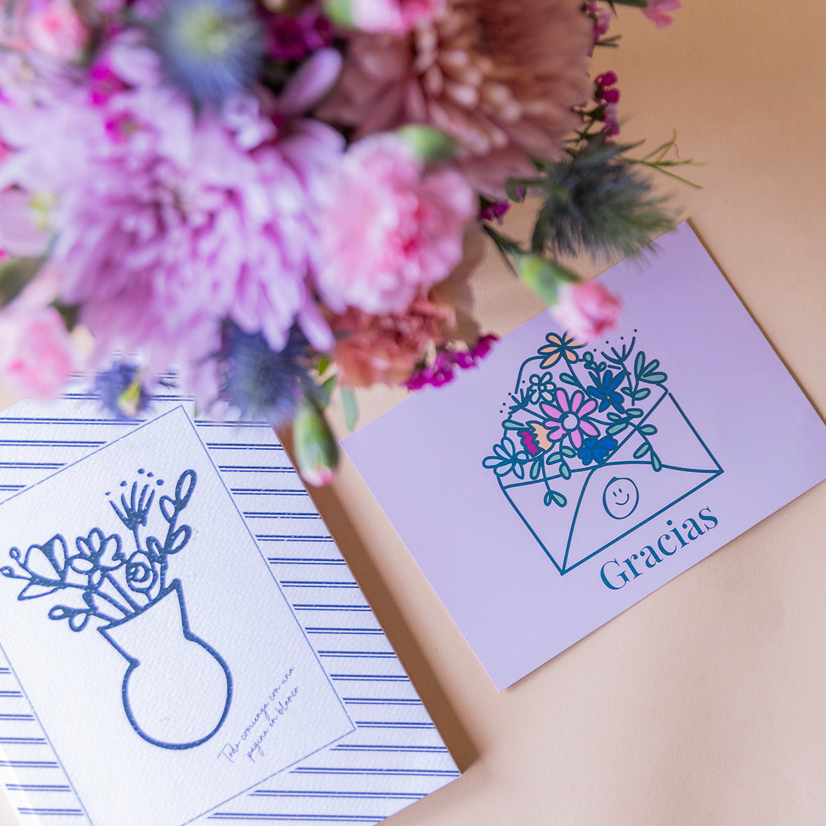 pack guiño con cuaderno y tarjeta gracias sobre fondo crema