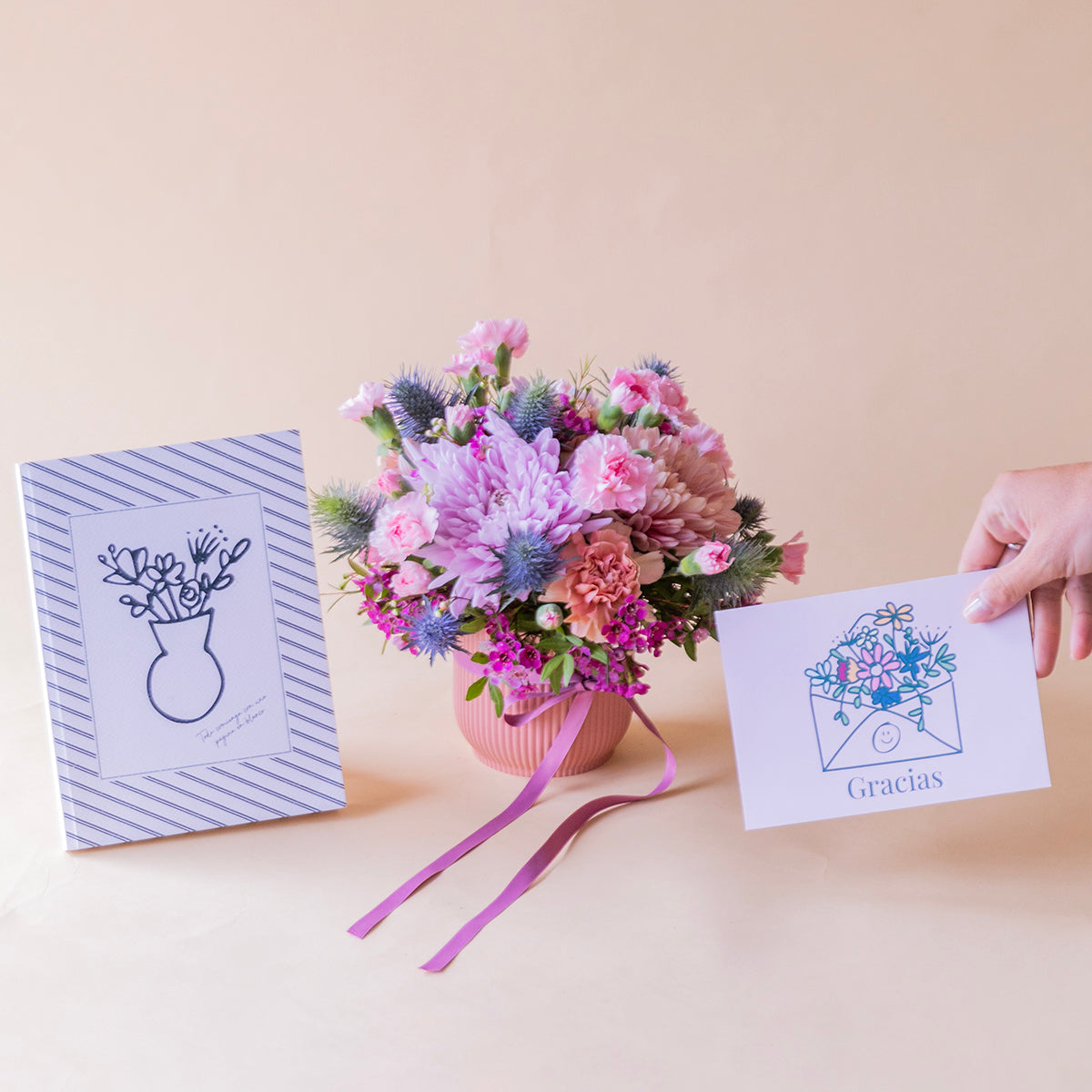 pack guiño con cuaderno y tarjeta gracias sobre fondo crema
