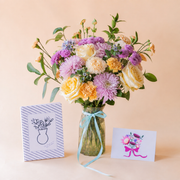 pack pastel con cuaderno y tarjeta sobre fondo crema