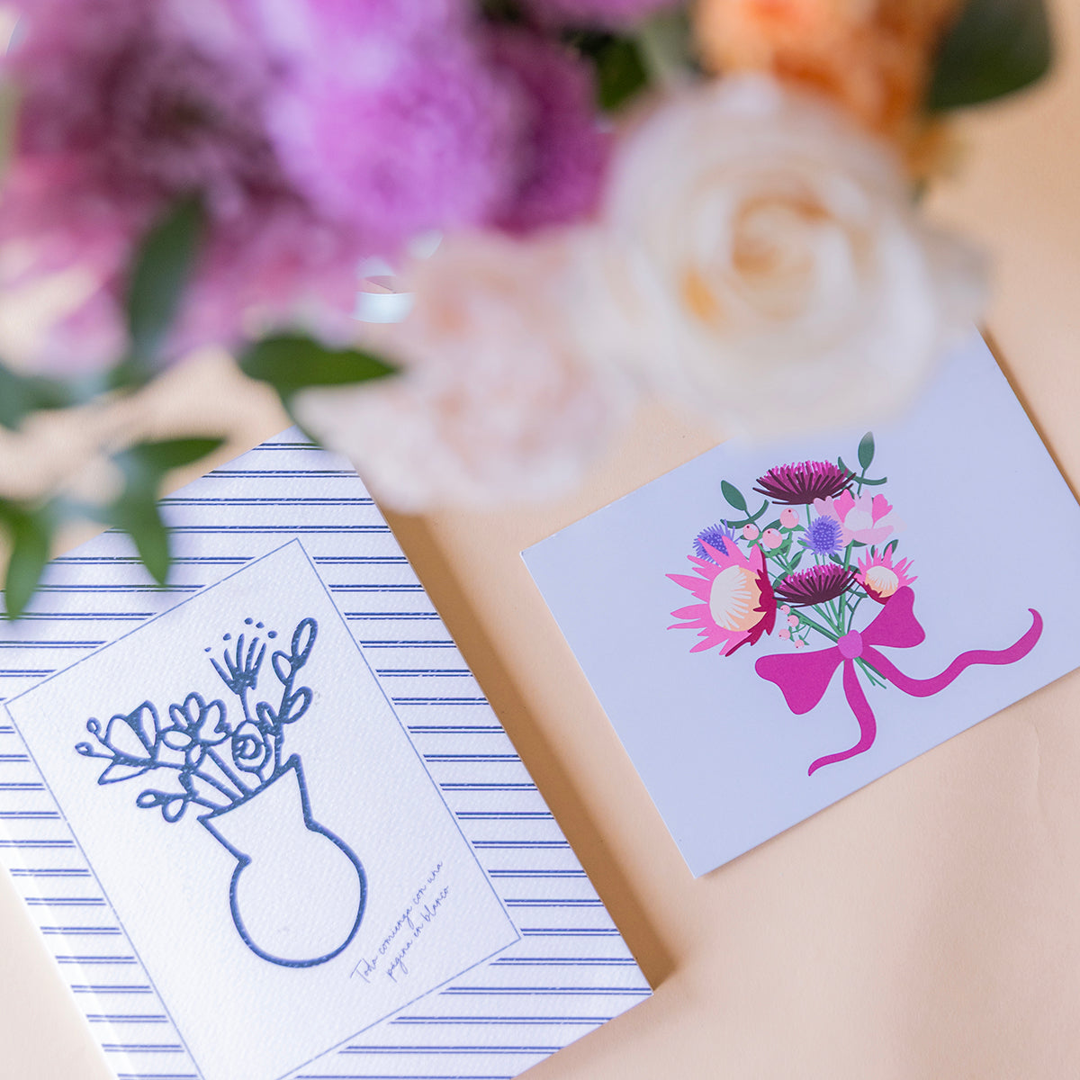 pack pastel con cuaderno y tarjeta sobre fondo crema