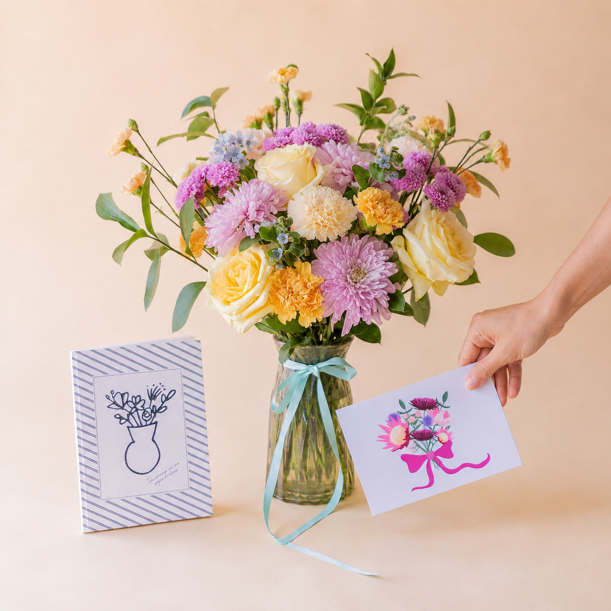 pack pastel con cuaderno y tarjeta sobre fondo crema