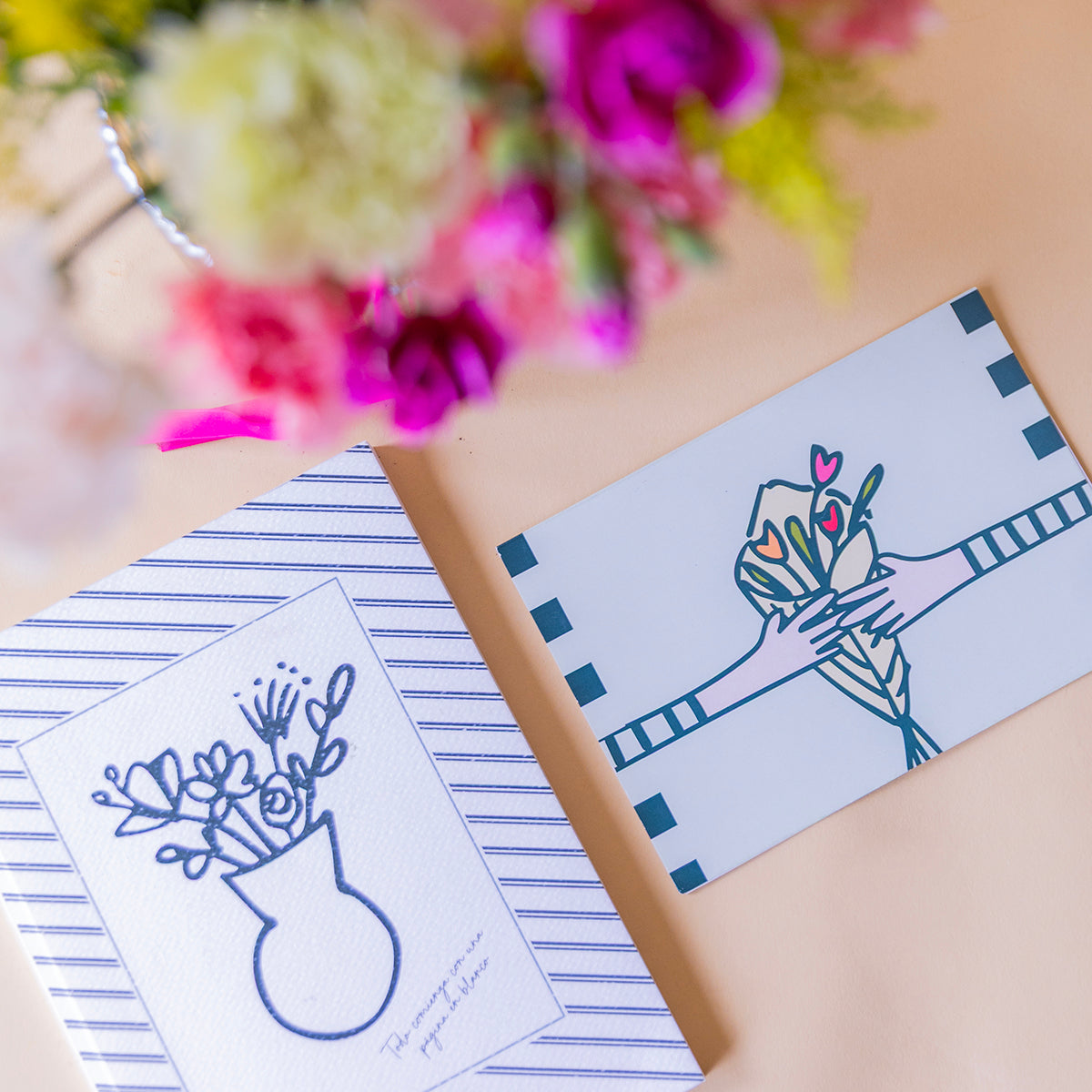 ramo alegria con cuaderno y tarjeta sobre fondo crema