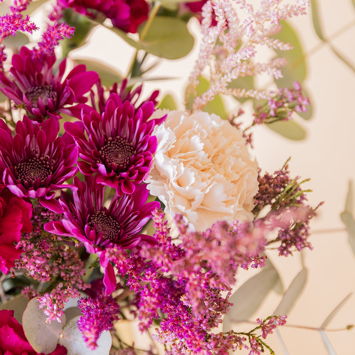 Detalle de flores moradas y clavel crema del ramo La Zarzamora con luz natural — Colvin