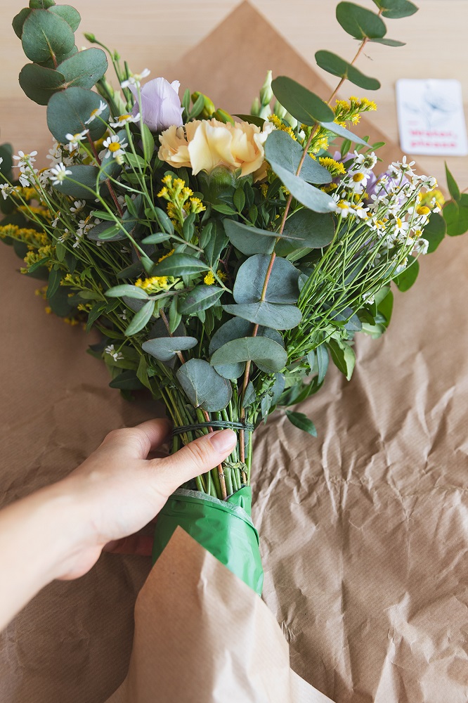 quitar papel para cuidar flores frescas