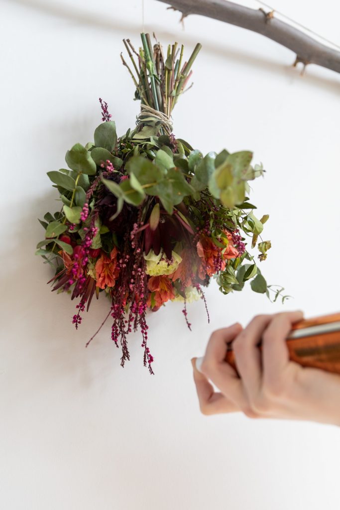 como secar un ramo de flores con laca