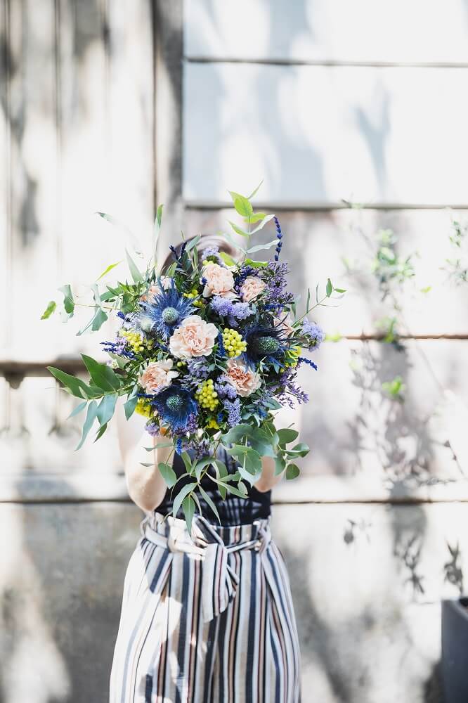 ramo de flores con eryngium 