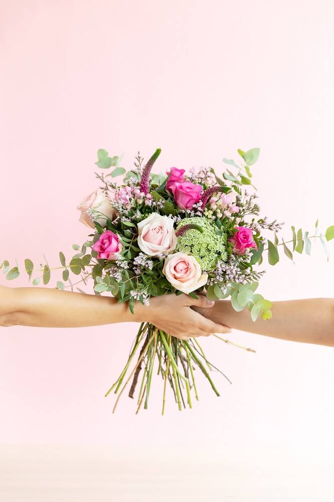 ramo de flores en contra del cáncer de mama