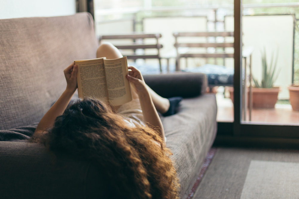 Recomendaciones de libros y series para los días en casa