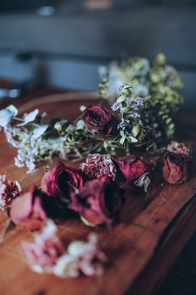 Cómo hacer una corona decorativa con flores secas - Foto 1