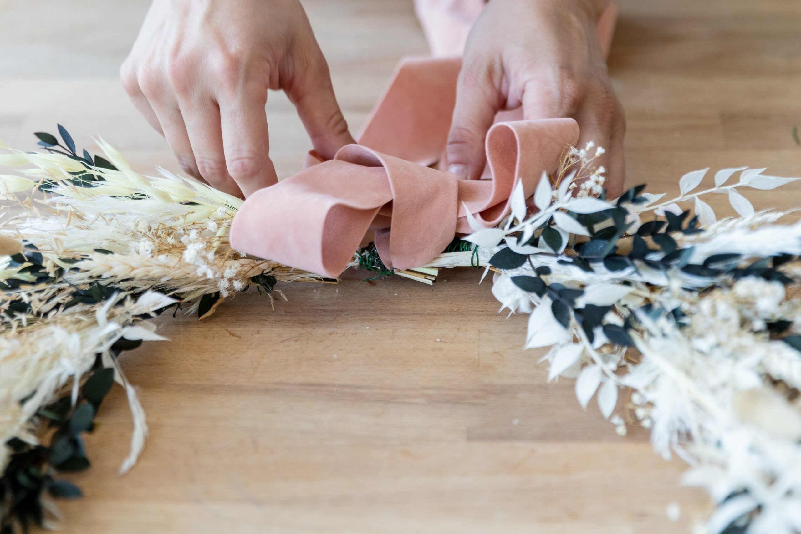 Cómo hacer una corona decorativa con flores secas - Foto 1