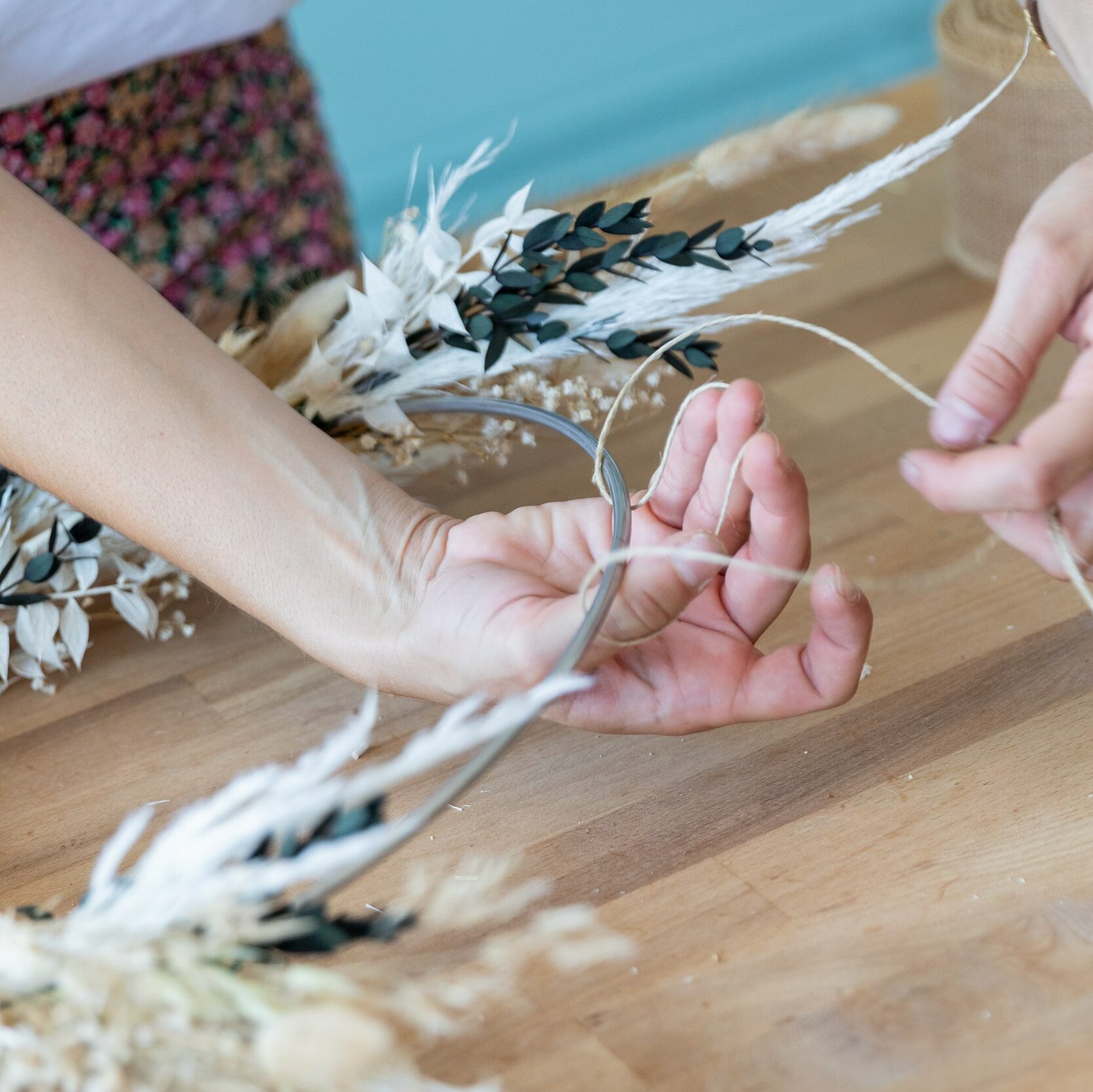 Cómo hacer una corona decorativa con flores secas - Foto 1