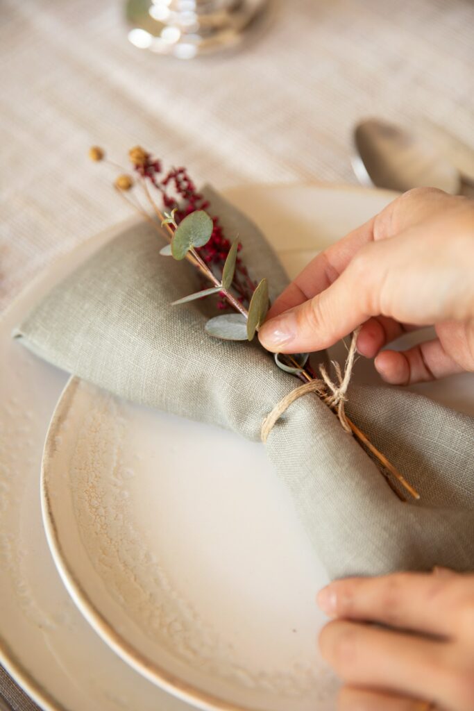 Marchando una ronda de ideas para decorar la mesa de Navidad con flores